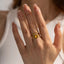 Anillo con piedras de colores