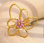 Anillo de flor con piedras rosadas