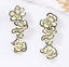 Maxi Aretes florales blancos con contorno negro