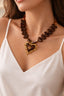 Collar de corazones carey con dije dorado decorado