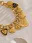 Collar dorado de eslabones con dijes de corazón