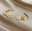 Brazalete Dorado con Flores Blancas