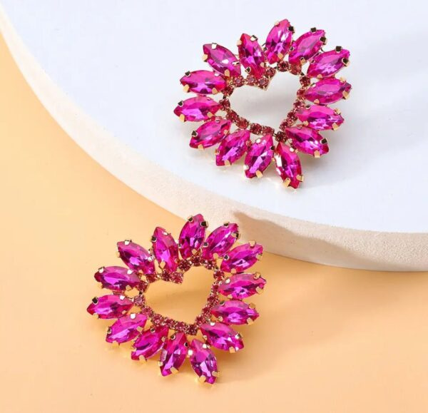 Aretes en corazon y piedras fucsia