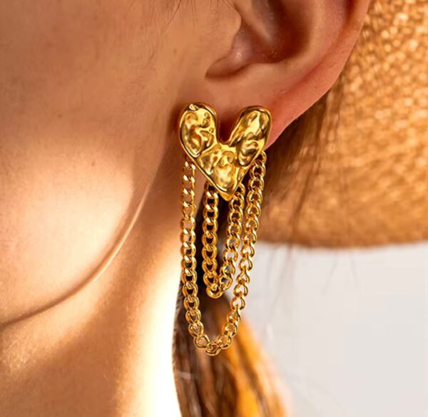 Aretes de corazon con cadenas