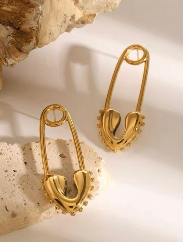 Aretes en forma de gancho y corazon