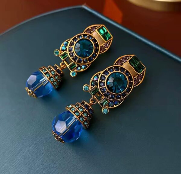 Aretes de piedras azules y broche de clip
