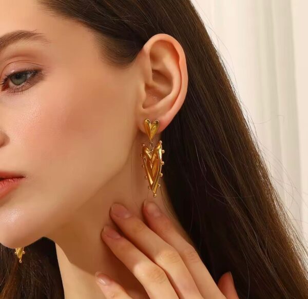 Aretes de corazon dorados