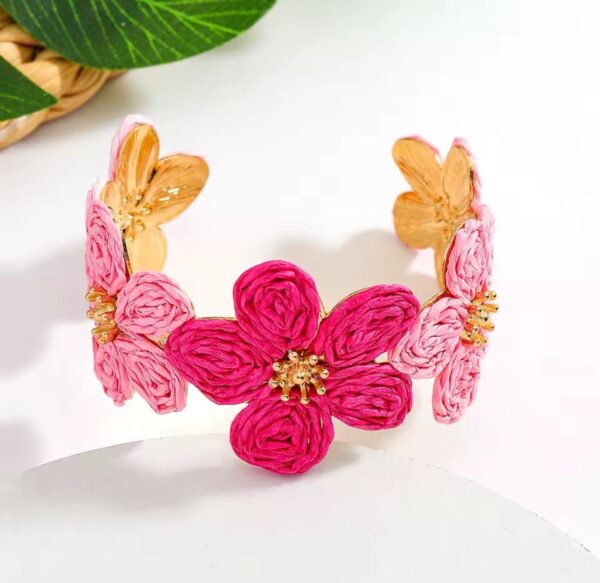 Brazalete en flores tejidas