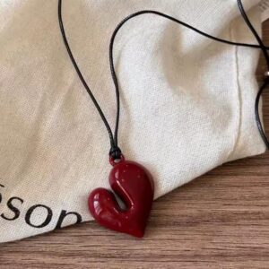 Collar en cuerito y corazon rojo