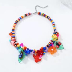 Cadena en resina de flores y animales