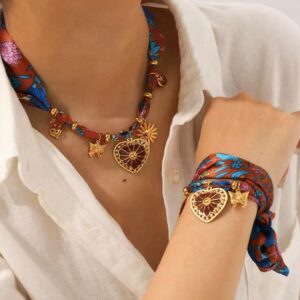 Cadena en pañoleta y dijes