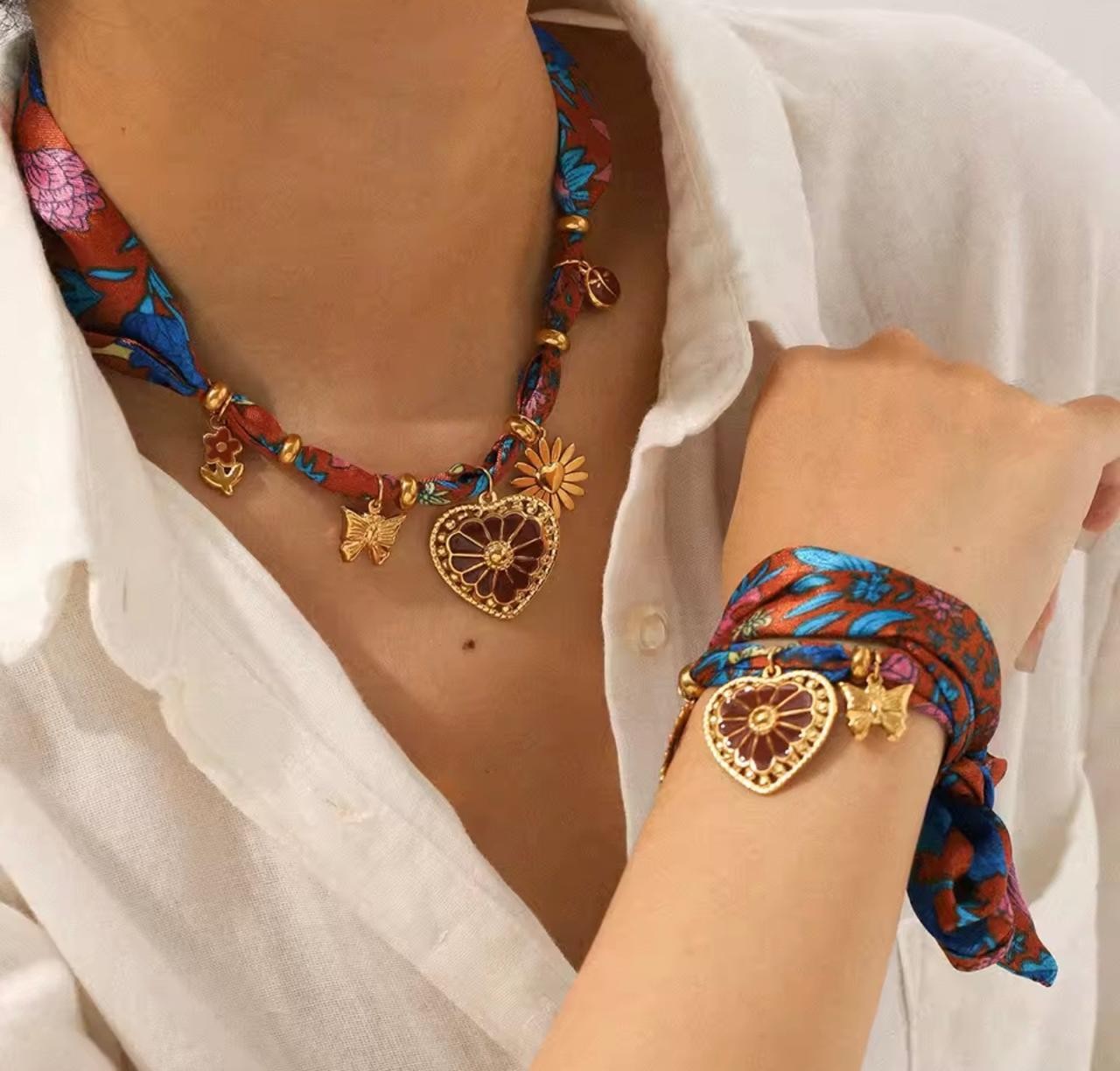 Cadena en pañoleta y dijes