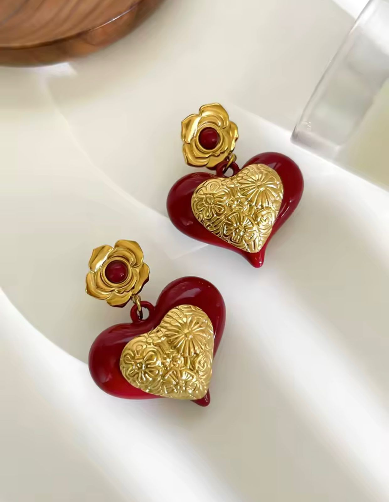 Aretes corazón rojos con detalle dorado elegante y sofisticado - Image 3