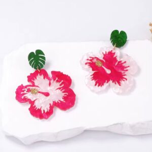 Aretes florales tropicales en tonos rosa y blanco con hoja verde