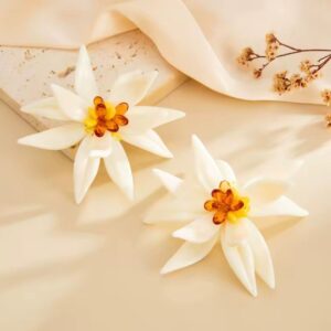 Maxi aretes grandes en forma de flor blanca con centro ámbar