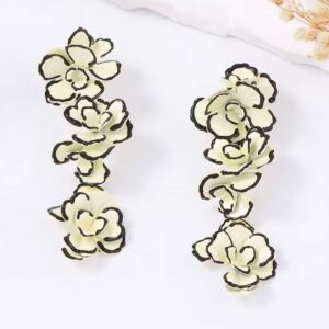 Maxi Aretes florales blancos con contorno negro