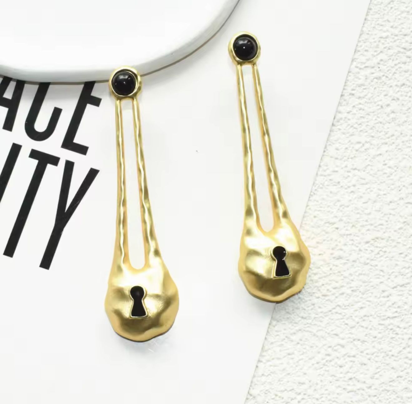 Maxi Aretes Dorados Largos con Onyx Negro - Image 2