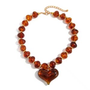 Collar de cuentas ámbar con dije de corazón