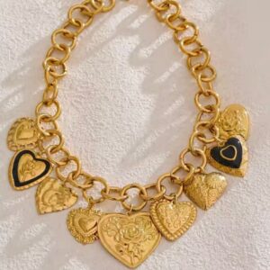 Collar dorado de eslabones con dijes de corazón