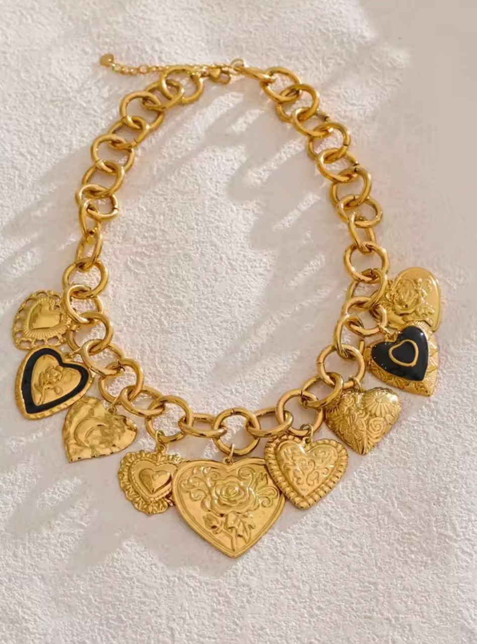 Collar dorado de eslabones con dijes de corazón