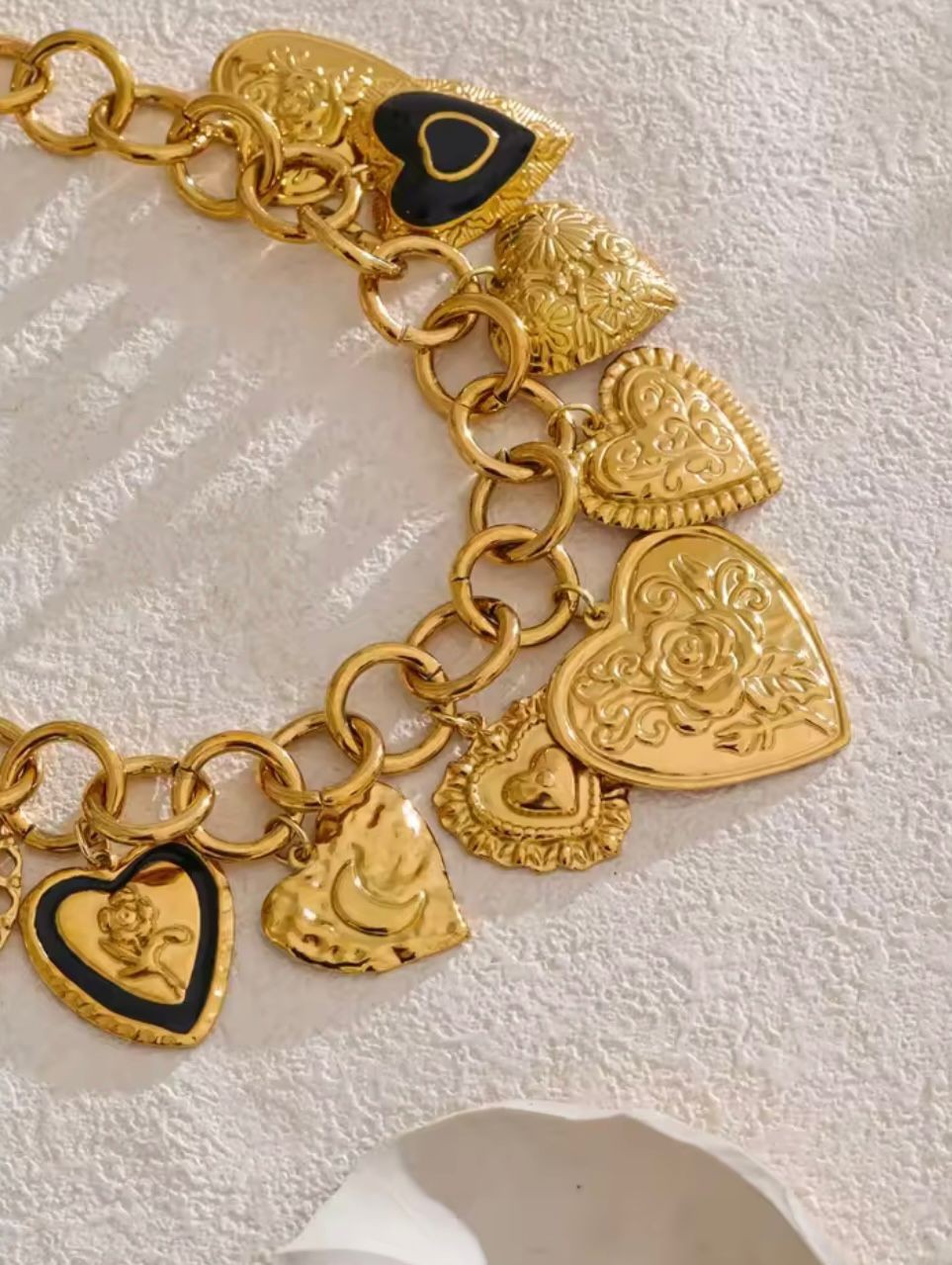 Collar dorado de eslabones con dijes de corazón - Image 2