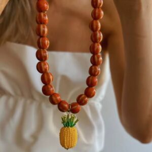 Collar de cuentas naranjas con dije de piña