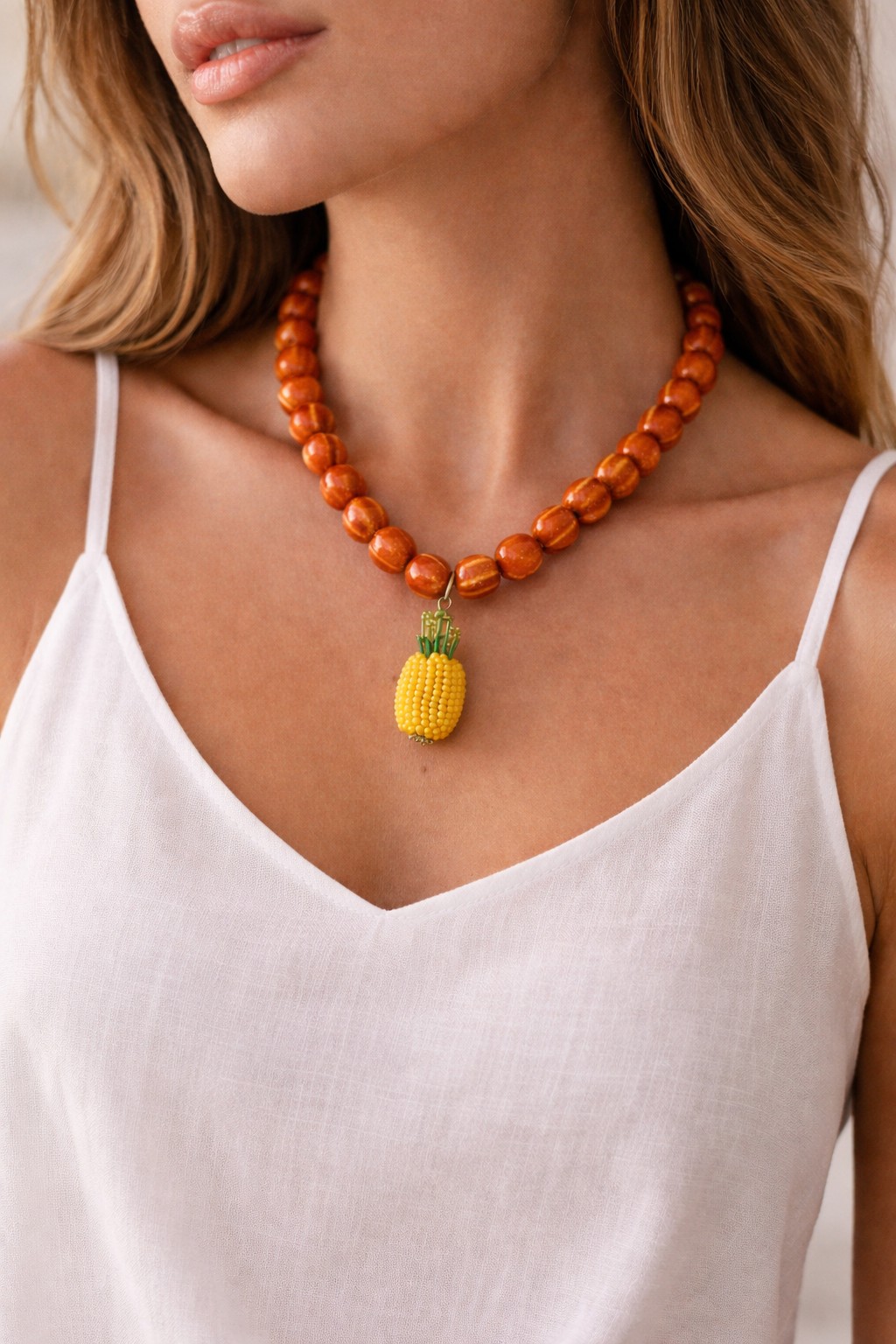 Collar de cuentas naranjas con dije de piña - Image 2