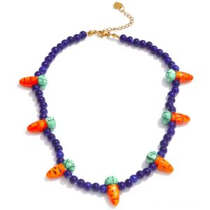 Collar de cuentas azules con dijes de zanahoria